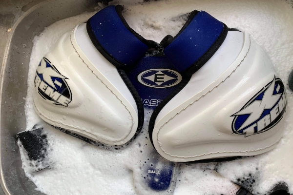 アイスホッケー防具を洗っているイメージ