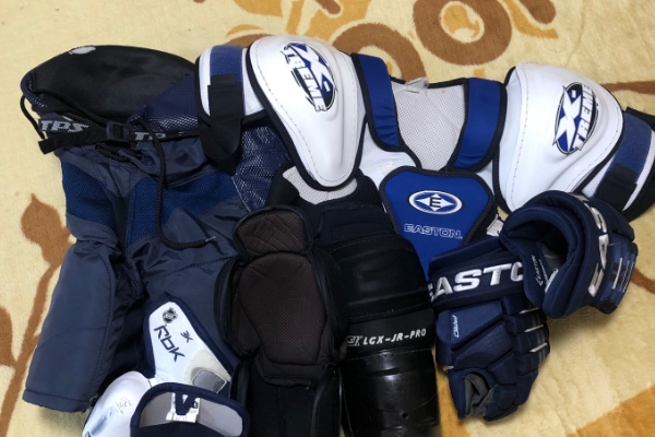 女性が案内しているイメージ